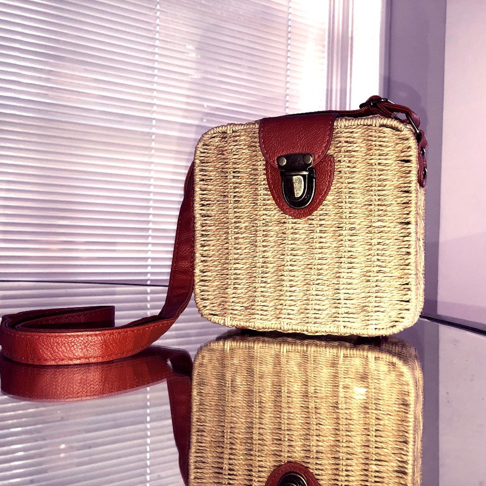 Wicker twine bag w/adjust. leather strap.